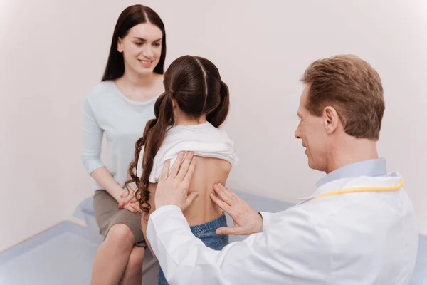Behendig reumatoloog die tekenen van deviantie aangeeft — Stockfoto