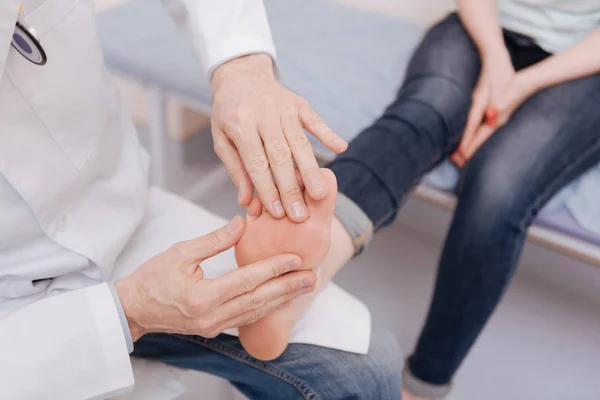 Delicate gerichte reumatoloog uitvoeren van speciale checkup — Stockfoto