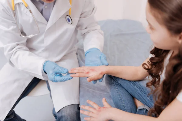 Schattig meisje met enkele vreemde plekken — Stockfoto