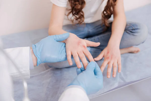 Worried child demonstrating her hands — Stock Photo, Image