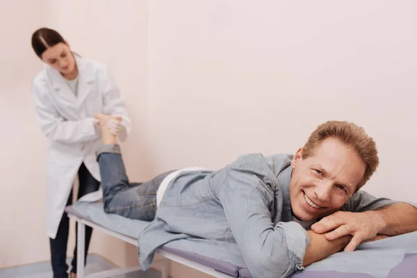 Dankbaar ontspannen patiënt gevoel opgelucht — Stockfoto