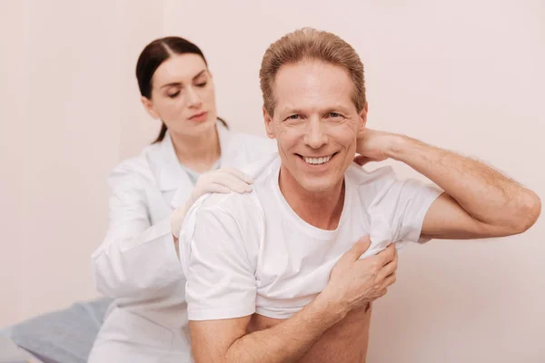 Hombre guapo positivo teniendo su columna vertebral tratada — Foto de Stock