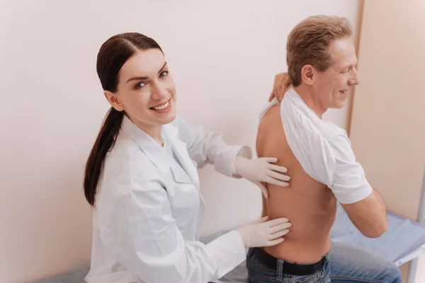 Prominent young doctor glad helping her patient — Stock Photo, Image