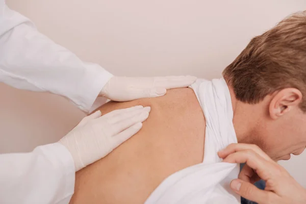 Baik halus rematik memijat pasien atas punggung — Stok Foto