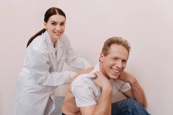 Blij patiënt hebben van zijn rug behandeld door deskundige — Stockfoto