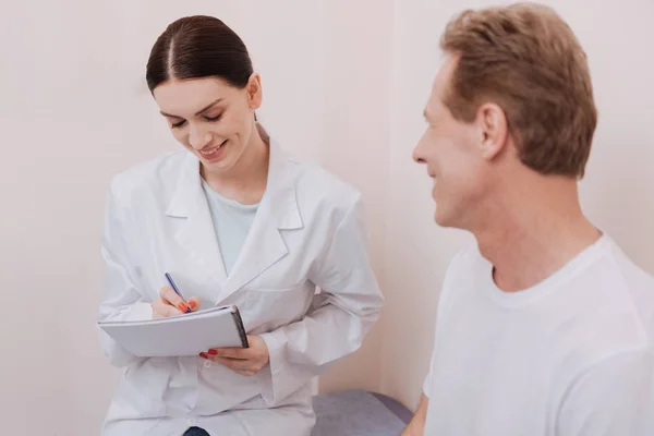 Очаровательный доктор, беседующая со своим пациентом — стоковое фото