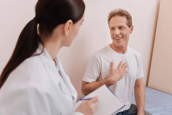 Emotionele blijde patiënt vertelt zijn dokter goed nieuws — Stockfoto