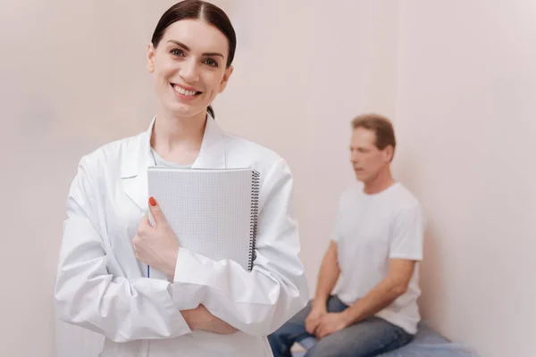 Prachtige jonge dokter poseren in haar kantoor — Stockfoto