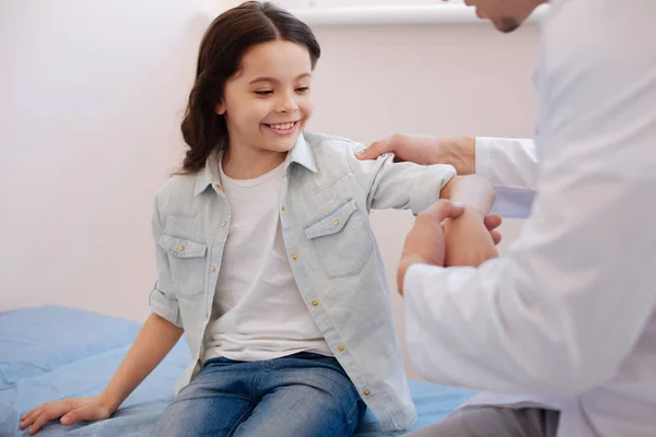 Glad positiv tjej som besöker en läkare — Stockfoto