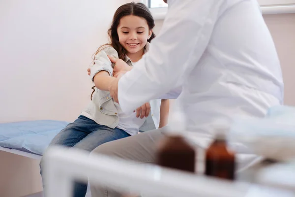 Buena chica positiva visitando a un reumatólogo — Foto de Stock