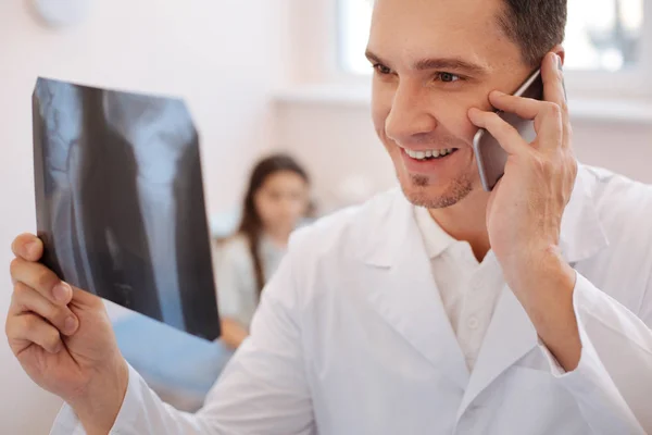 Glad positiv läkare talar i telefon — Stockfoto