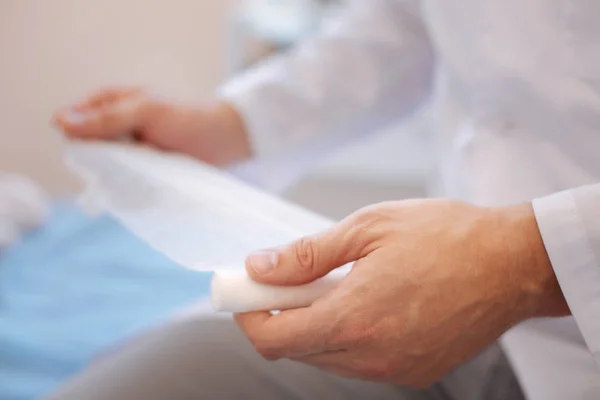 Nahaufnahme eines Verbands, der vom Arzt verwendet wird — Stockfoto