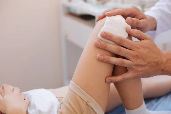 Nahaufnahme eines Verbands, der auf die Wunde gelegt wird — Stockfoto