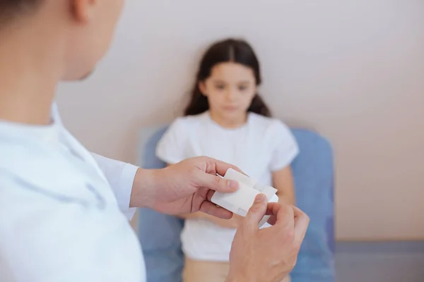 Bonito traumatologista masculino segurando um gesso médico — Fotografia de Stock