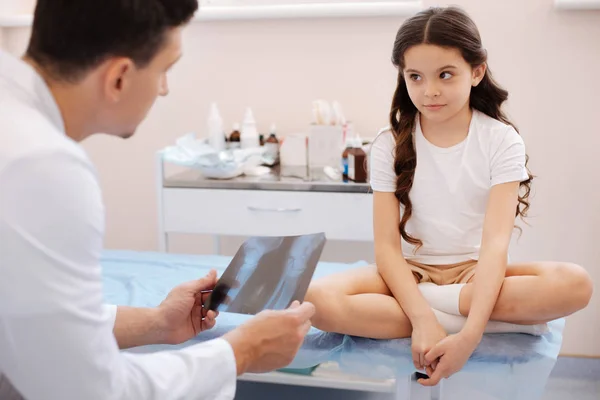 Nice khawatir gadis duduk di kantor dokter — Stok Foto