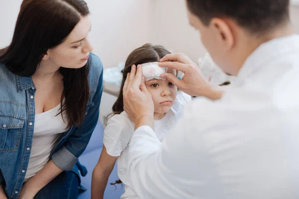 Charmant médecin masculin mettant un pansement médical — Photo