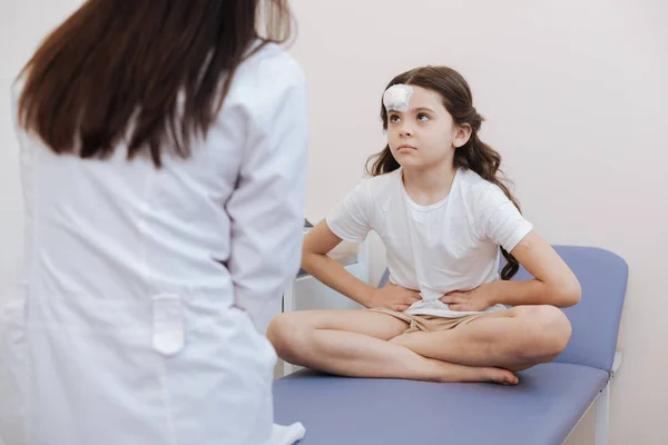 Девочка стесняется доктора. Стеснительная девочка у врача. Гинеколог. Девочка стесняется доктора. Девушка на приеме.