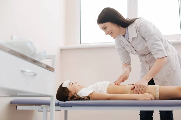 больная девушка в больнице. женщина на кровати в больнице. врач девушка лежит. медсестра лежит на кушетке. несколько врачей и пациентка.