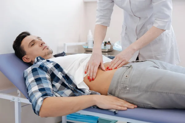 Guapo buen hombre siendo examinado por el médico — Foto de Stock