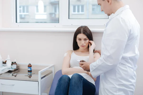 Ongelukkige jonge vrouw liggend op de medische med — Stockfoto