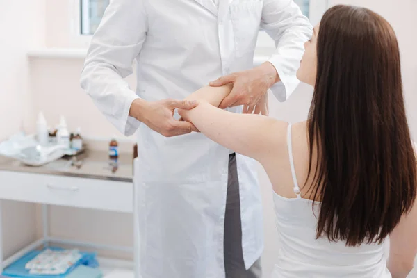 Leuke gezellige vrouw bedrijf in haar hand — Stockfoto