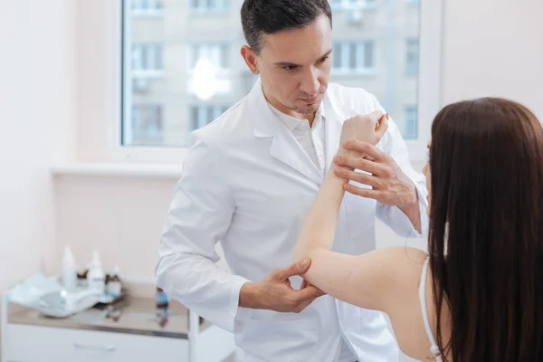 Bom médico masculino segurando sua mão pacientes — Fotografia de Stock