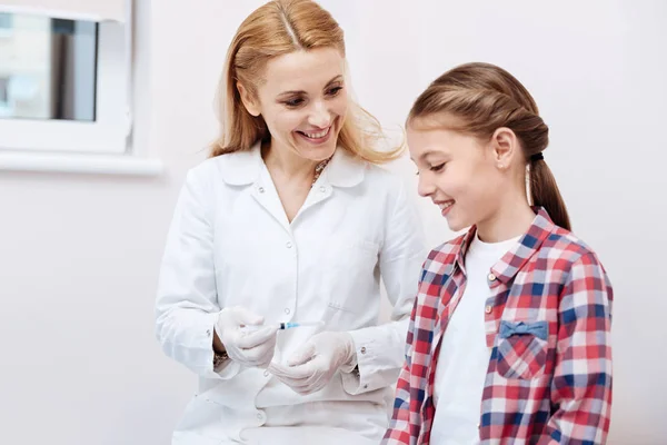 Smiling female doctor holding syringe — Stock Photo, Image