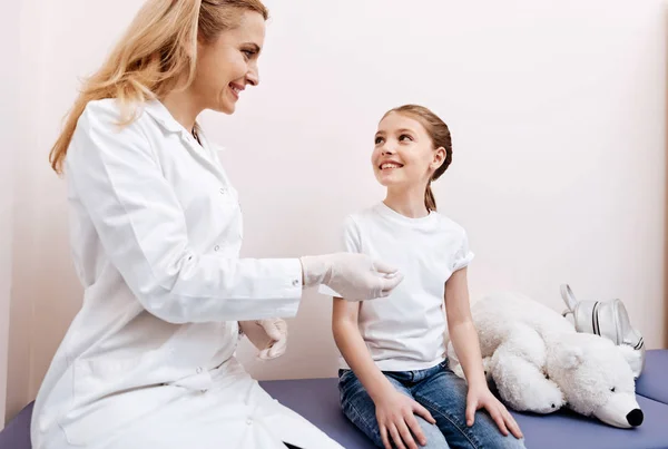 Positieve blij patiënten houden handen op de knieën — Stockfoto