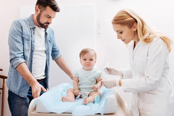 Piangere bambino guardando dritto alla macchina fotografica — Foto Stock