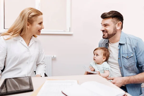 Positivo medico felice guardando il suo paziente — Foto Stock