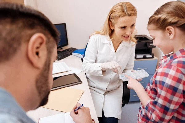 Médecin souriant donnant titulaire pour les comprimés quotidiens — Photo