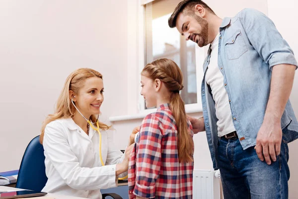 Attraktiva barnläkare bär stetoskopet på öron — Stockfoto