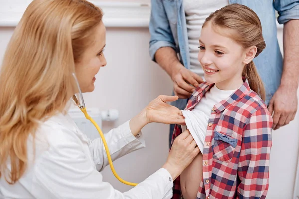 Menina sorridente veio para consulta com o médico — Fotografia de Stock