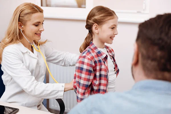 Sorrindo menina girando com as costas para sua enfermeira — Fotografia de Stock