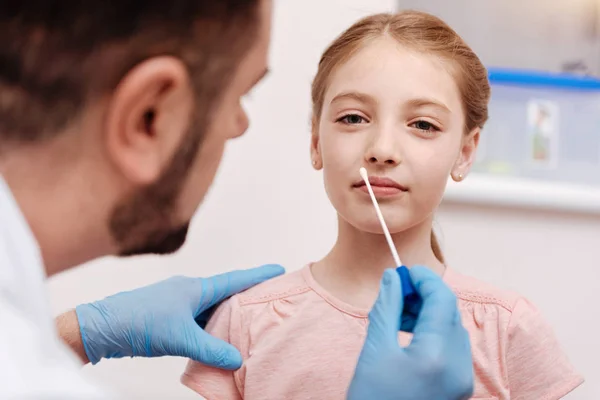 Porträtt av lilla patienten medan poserar på kamera — Stockfoto