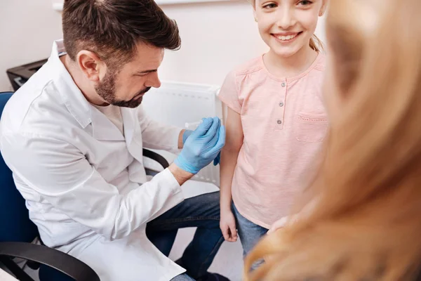 Médecin compétent vaccinant une petite fille contre les maladies saisonnières — Photo