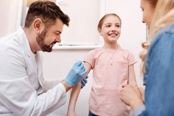 Médico encantado fazendo uma injeção — Fotografia de Stock