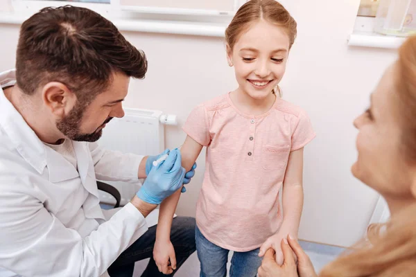 Söt liten tjej håller händerna på hennes mor — Stockfoto