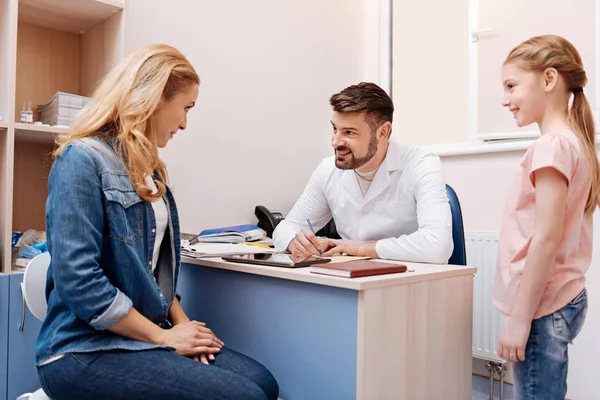 Femme énigmatique assise dans la salle de consultation — Photo