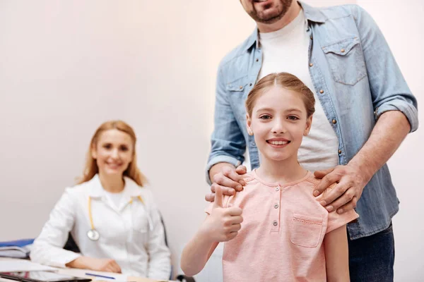 Retrato de niña levantando el pulgar hacia arriba — Foto de Stock