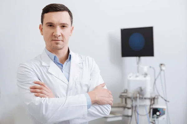 Zeker dokter meteen kijken naar camera — Stockfoto