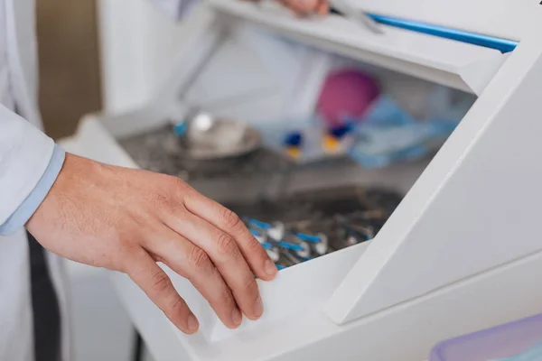 Nahaufnahme der männlichen Hand, die auf der Schachtel liegt — Stockfoto