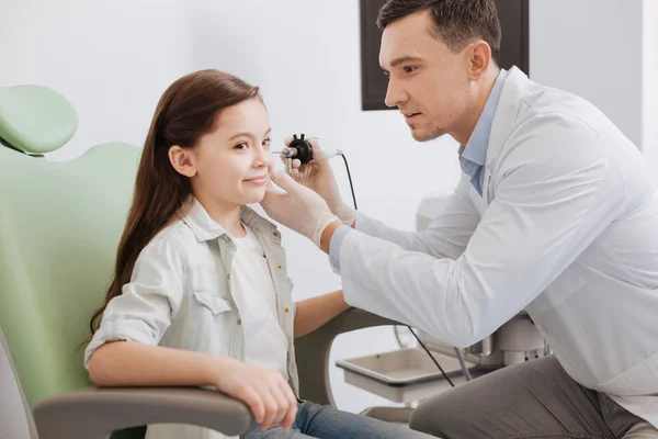 Junge Hals-Nasen-Ohren-Arzt bei Höruntersuchung von Mädchen — Stockfoto