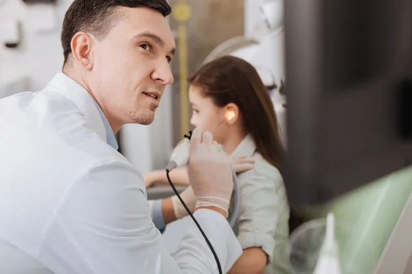 Behöriga otolaryngologist gör hörsel examen — Stockfoto