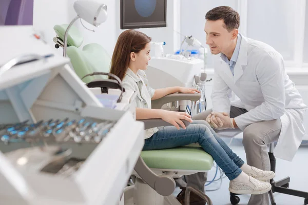 Gutaussehender Arzt hört seinem jungen Patienten zu — Stockfoto