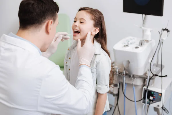 Sidovy av barn att hålla munnen bred öppnas — Stockfoto