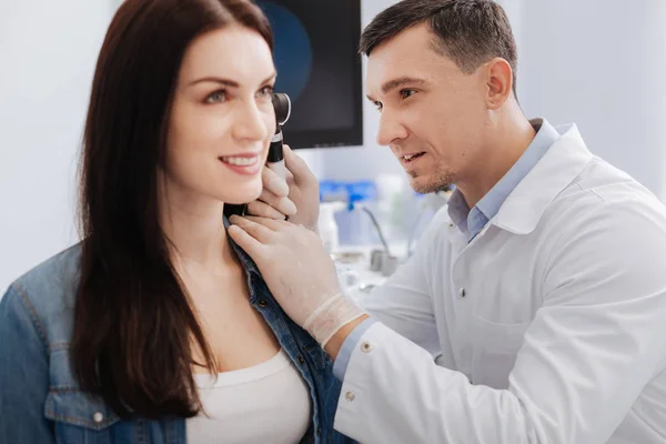 Beautiful female consulting with her otolaryngologist — Stock Photo, Image