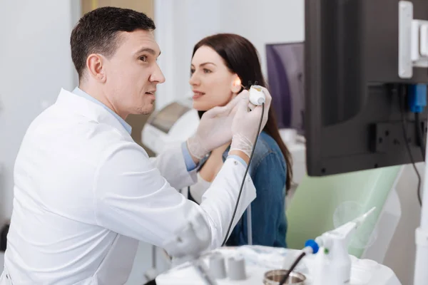 Aufmerksamer Hals-Nasen-Ohren-Arzt untersucht Gehör seines Patienten — Stockfoto