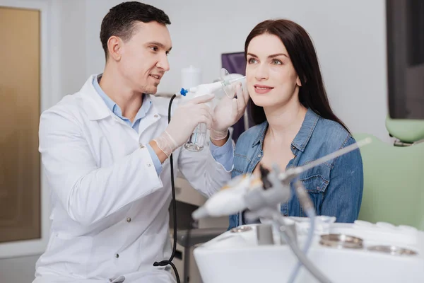 Lächelnde Brünette wendet ihr Ohr an Expertin — Stockfoto