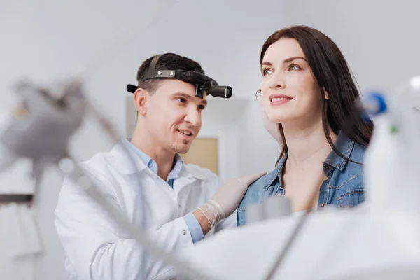 Lächelndes medizinisches Personal mit speziellen Werkzeugen — Stockfoto